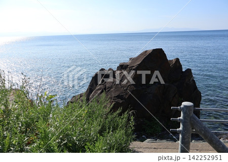 夏泊半島 道路にのしかかるようにそびえる岩山 夏泊半島 道路にのしかかるようにそびえる岩山 142252951