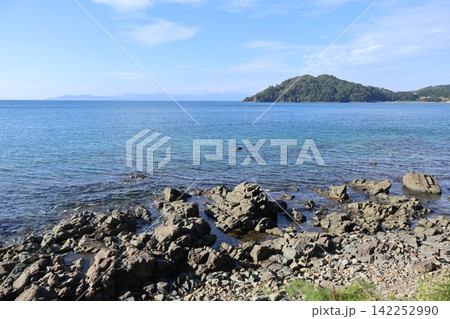 夏泊半島 道路わきの海岸に見える雄々しい岩たち 夏泊半島 道路わきの海岸に見える雄々しい岩たち 142252990