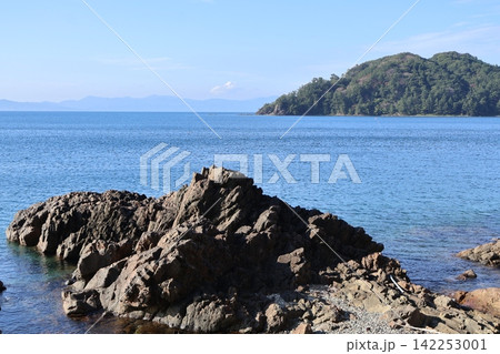 夏泊半島 道路わきの海岸に見える雄々しい岩たち 夏泊半島 道路わきの海岸に見える雄々しい岩たち 142253001