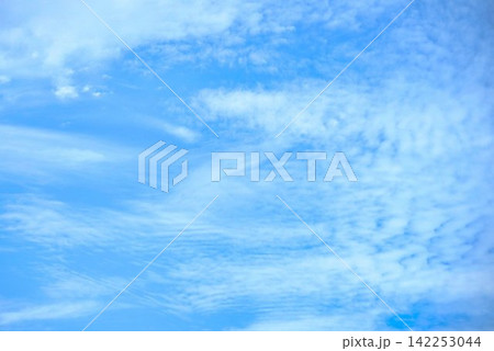 どこまでも広がる美しい青空と白い雲、自然の背景 どこまでも広がる美しい青空と白い雲、自然の背景 142253044