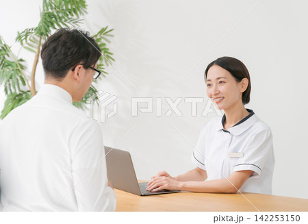 エステ受付の女性と男性客 エステ受付の女性と男性客 142253150