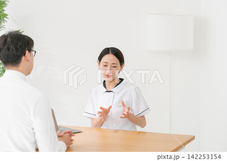 エステ受付の女性と男性客 エステ受付の女性と男性客 142253154