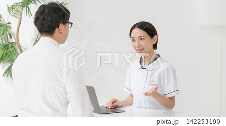 クリニック受付の女性と男性患者(バナー) クリニック受付の女性と男性患者(バナー) 142253190