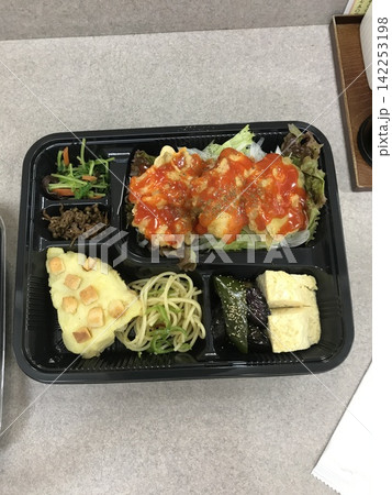 彩り豊かな和食のお弁当 さまざまなおかずを彩りよく盛り付けた、飲食店で提供されたお弁当料理。野菜や魚 彩り豊かな和食のお弁当 さまざまなおかずを彩りよく盛り付けた、飲食店で提供されたお弁当料理。野菜や魚 142253198