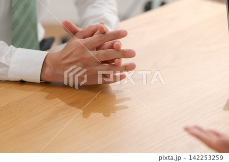 クリニック受付の女性と男性客 クリニック受付の女性と男性客 142253259