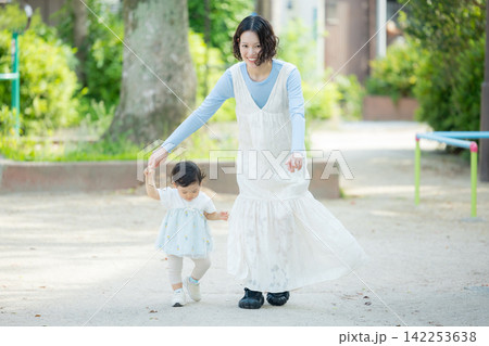 公園で遊ぶ親子 142253638