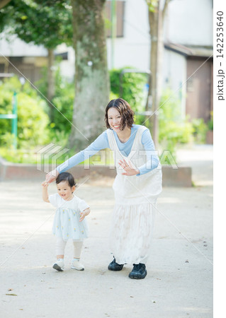 公園で遊ぶ親子 公園で遊ぶ親子 142253640