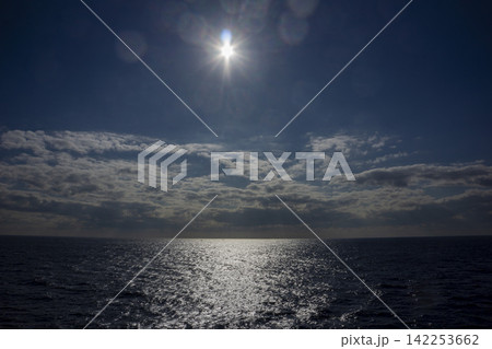 低空に出現した厚い雲の上に太陽が現れ照らされる 低空に出現した厚い雲の上に太陽が現れ照らされる 142253662