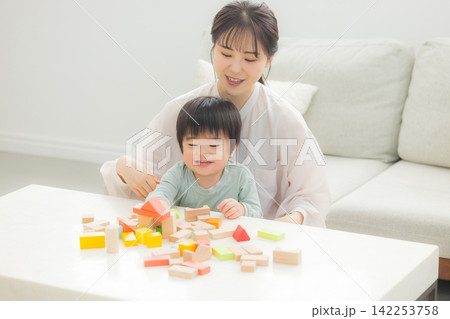 積み木で遊ぶ親子　 142253758