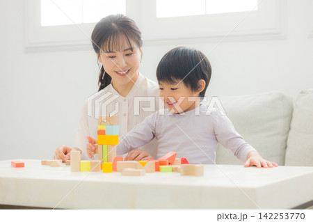 積み木で遊ぶ親子 積み木で遊ぶ親子 142253770
