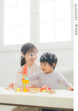 積み木で遊ぶ親子 積み木で遊ぶ親子 142253774