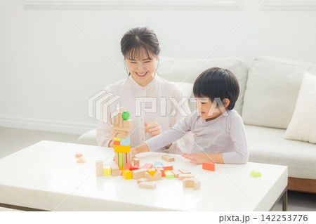 積み木で遊ぶ親子 積み木で遊ぶ親子 142253776