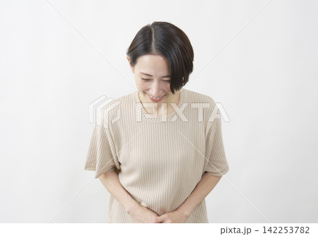 笑顔で会釈する女性 ミドルエイジ 白背景 笑顔で会釈する女性 ミドルエイジ 白背景 142253782
