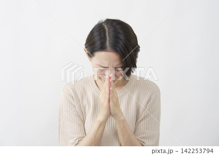 手を合わせて懇願する女性　白背景 142253794