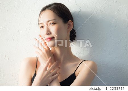 ハンドケアをする女性 ハンドケアをする女性 142253813