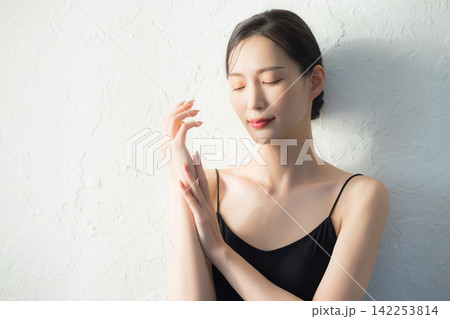 ハンドケアをする女性 ハンドケアをする女性 142253814