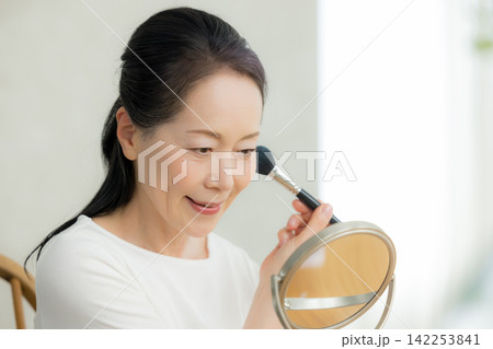 鏡を見るシニア女性　 142253841