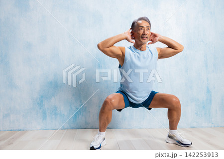 ストレッチをする笑顔のシニア男性　 142253913