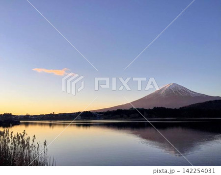 精進湖から望む新年元旦、夜明けの富士山 精進湖から望む新年元旦、夜明けの富士山 142254031