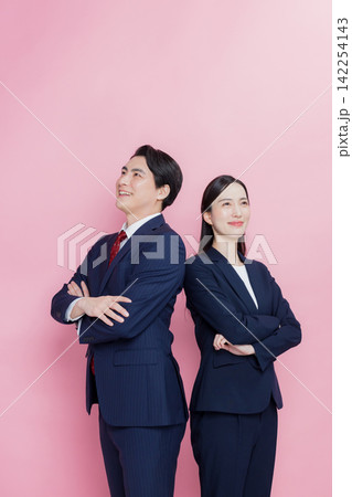 スーツの男女 142254143