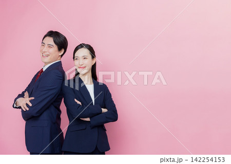 スーツの男女 142254153