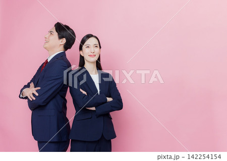 スーツの男女 142254154