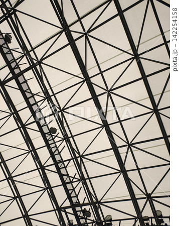 駅のトラス構造屋根と天井照明 /Steel Truss Roof Structure 駅のトラス構造屋根と天井照明 /Steel Truss Roof Structure 142254158