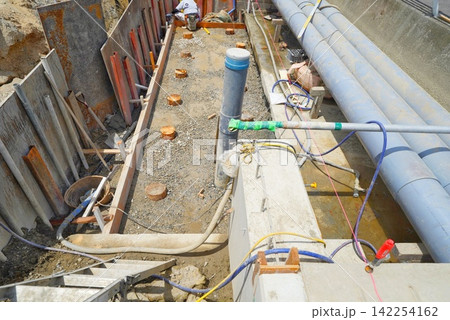 用水路の排水工事で大きな排水管で仮設排水の様子 用水路の排水工事で大きな排水管で仮設排水の様子 142254162