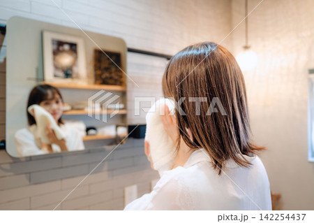 髪が印象的な女性の後ろ姿 髪が印象的な女性の後ろ姿 142254437