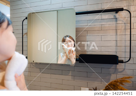 バスルームの洗面所で過ごす女性 バスルームの洗面所で過ごす女性 142254451