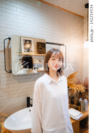 美容を楽しみ笑顔を見せる女性 美容を楽しみ笑顔を見せる女性 142254534