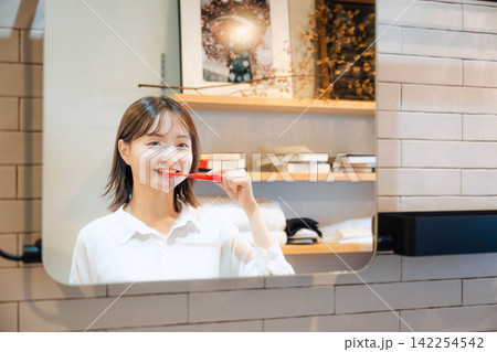 カフェで笑顔を見せる女性の日常 カフェで笑顔を見せる女性の日常 142254542