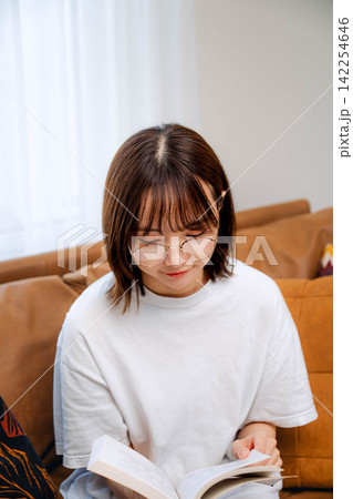 本を読んで過ごす日本人女性 本を読んで過ごす日本人女性 142254646