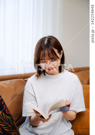 本を読みくつろぐ女性のライフスタイル 142254648