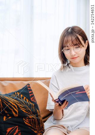 リビングで本を読む日本人女性 142254651