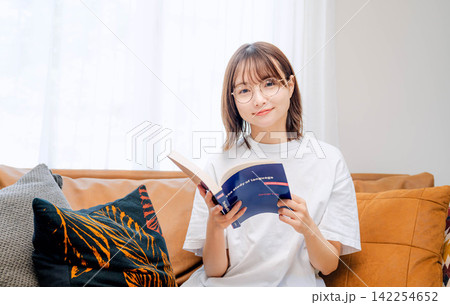 リビングで静かに読書する女性 リビングで静かに読書する女性 142254652