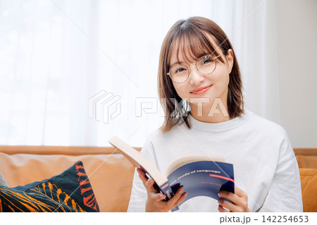 読書をしてくつろぐ日本人女性 142254653