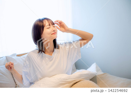 部屋で過ごす20代女性 142254692