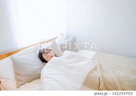 寝室で眠る日本人女性 寝室で眠る日本人女性 142254703
