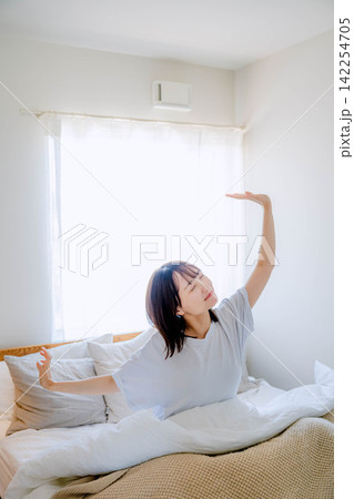 ベッドで目を覚ます女性 ベッドで目を覚ます女性 142254705