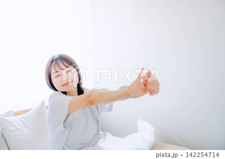 部屋でくつろぐ若い女性のライフスタイル 部屋でくつろぐ若い女性のライフスタイル 142254714