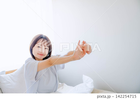 部屋でリラックスする若い女性 部屋でリラックスする若い女性 142254715