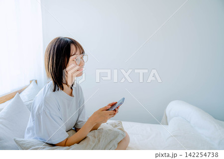 スマホを使う20代女性のライフスタイル 142254738