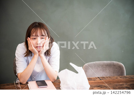 机に向かって悩む若い女性 142254796