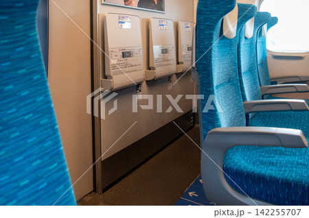 新幹線の車内最後部スペース 新幹線の車内最後部スペース 142255707