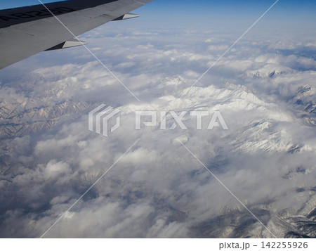 厳寒の立山連峰と剱岳の空撮 142255926