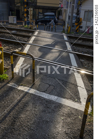 東京の下町を走る都電の遮断機のない踏切・巣鴨新田駅付近 東京の下町を走る都電の遮断機のない踏切・巣鴨新田駅付近 142256088