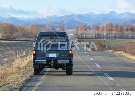 晩秋の山と車 晩秋の山と車 142256336