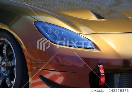 金色の国産スポーツカー 金色の国産スポーツカー 142256378