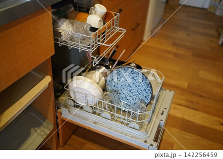 フロントオープン食洗機と木目キッチン / 住宅インテリア 食器洗い機 ビルトイン 142256459